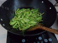 味道不错的蒜薹炒肉丝做法图解7)