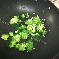 家常菜蒜炒西兰花做法图解6)