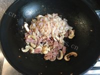 美味的蘑菇培根意面做法图解7)