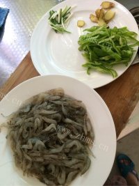 美味的青椒炒河虾做法图解2)
