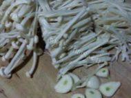美味的金针菇蛋花汤做法图解1)