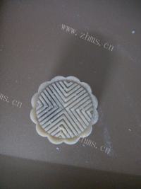 美味的蛋黄莲蓉广式月饼做法图解7)