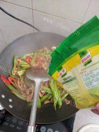 家常菜西芹炒肉丝做法图解13)