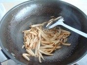 杏鲍菇炒肉丝做法图解2)