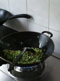 毛豆炒肉丝自制做法图解6)