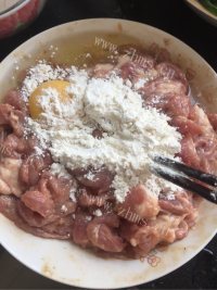 诱人的孜然牙签肉做法图解3)