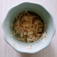 温暖的白萝卜紫菜虾皮汤做法图解4)