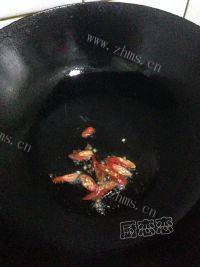 简易的炝拌金针菇做法图解5)