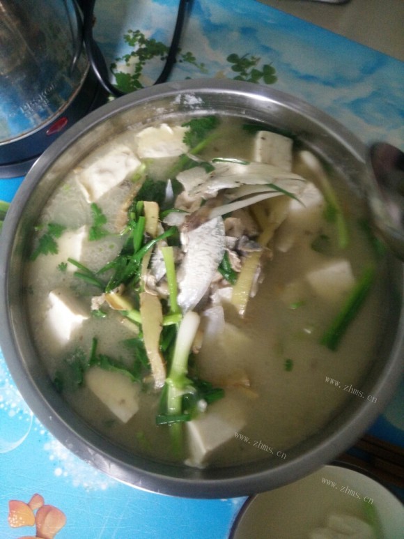 色泽鲜亮的鱼头豆腐汤
