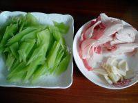 家常菜莴笋炒肉做法图解2)