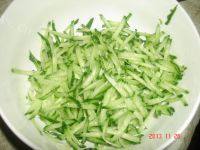 家常菜黄瓜拌豆皮做法图解2)