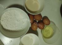 自制葡萄干蛋糕卷做法图解2)