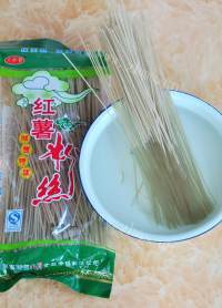 美味的五花肉粉丝煲做法图解1)