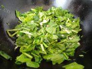 家常菜虾皮炒菠菜做法图解5)