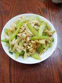 营养丰富的芹菜炒豆皮做法图解9)