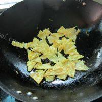 家常菜芹菜炒蛋做法图解4)