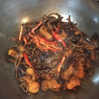 家常菜茶树菇烧五花肉做法图解7)