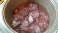美味的玉米排骨汤做法图解1)
