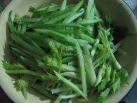 「念念不忘」芹菜炒肉做法图解1)