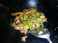 美味的香芹炒鸡肉做法图解7)