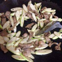 家常菜茭白炒肉片