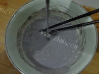 美味的黑米面煎饼做法图解3)