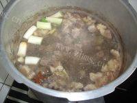 家常菜牛肉炖白萝卜做法图解5)