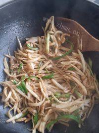 家常菜茭白炒肉丝做法图解7)