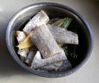 珍馐美味的干炸带鱼做法图解2)