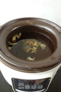 美味的花胶鲫鱼糯米粥做法图解2)