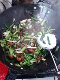 味道不错的蒜苗炒肉做法图解7)