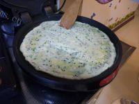 美味的鸡蛋薄饼做法图解6)