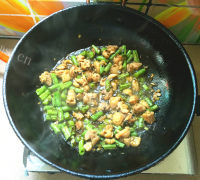 营养美味橄榄菜四季豆炒鸡肉的做法图解十一