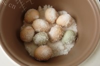 好吃的盐焗土鸡蛋做法图解7)