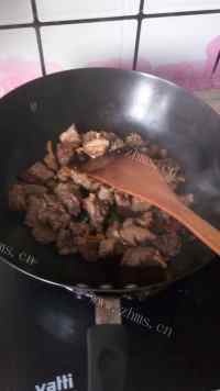 美味的牛腩炖西红柿做法图解6)