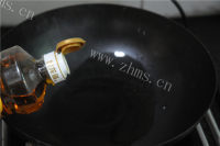 美味的腐竹炒午餐肉做法图解3)