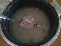 「美味可口」皮蛋瘦肉粥做法图解3)