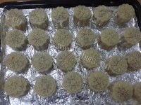 自制广式蛋黄莲蓉月饼做法图解12)