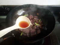 美味的青蒜炒羊血做法图解7)