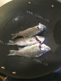 美味鲫鱼山药汤做法图解4)
