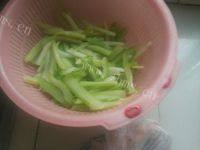 家常菜西芹炒肉丝做法图解3)