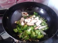 家常菜香菇西兰花做法图解5)