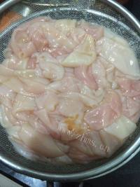 色味俱佳的韭菜炒海肠做法图解1)