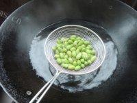 家常菜毛豆炒鸡丁做法图解2)