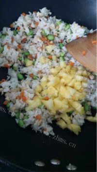 喷香的菠萝炒饭做法图解11)