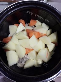 家常菜西红柿土豆炖牛肉做法图解3)