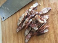家常菜腊肠炒芹菜做法图解2)