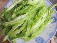 香喷喷的苦瓜炒鸡蛋做法图解1)