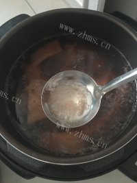 回味无穷的榴莲壳排骨汤做法图解8)