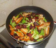 家常菜腊肉炒豆干做法图解12)